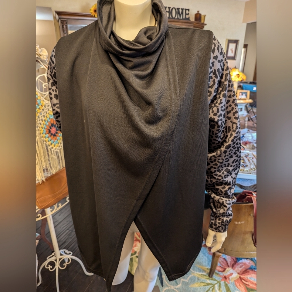 Pebble Beach Dry lux performance Cheetah print long sleeve Women's wind sweater